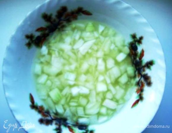 Луковицу очистить, нарезать мелко и замариновать в лимонном соке.