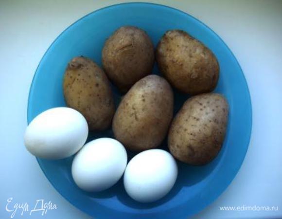Отварить картофель и яйца. Нарезать средними кубиками.