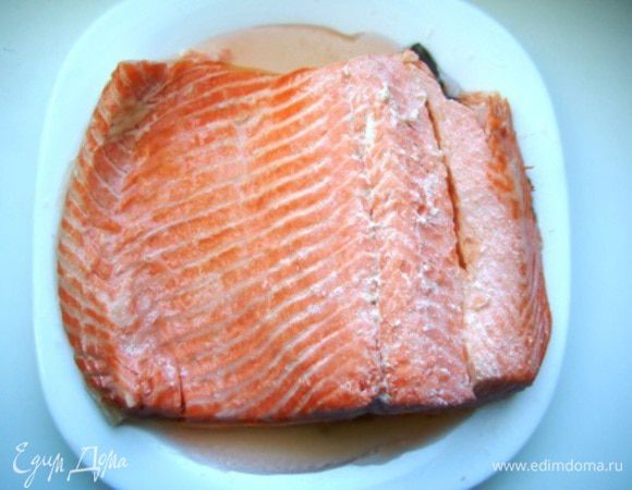 Если есть пароварка, филе семги нарезать небольшими кусочками и приготовить в пароварке. Если нет — положить филе в кастрюлю с небольшим количеством воды и поставить на огонь. После закипания подсолить воду, закрыть кастрюлю крышкой и варить на медленном огне 15 мин. Филе вынуть, остудить и нарезать средними кусочками.