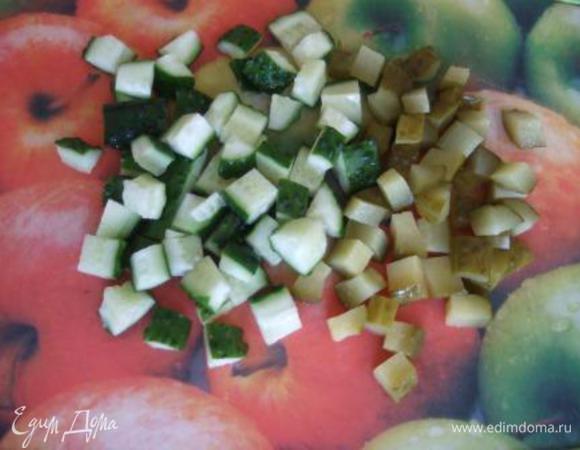 Огурцы нарезать средними кубиками.