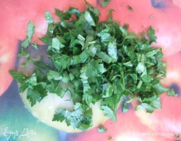 Петрушку вымыть, обсушить и измельчить.