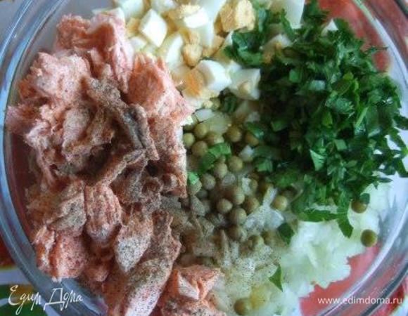 Все нарезанные овощи соединить, добавить зеленый горошек, лук (предварительно отжать от сока), измельченную петрушку и рыбу. Посолить, поперчить по вкусу.