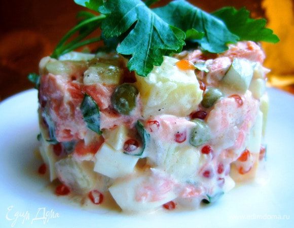 Смешать майонез с икрой и заправить полученным соусом салат. Хорошо перемешать. Приятного аппетита!