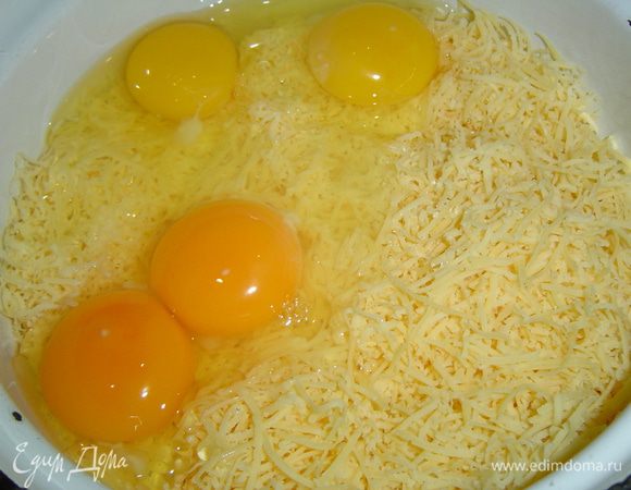 Сыр натираем на мелкой терке, добавляем к нему яйца и хорошенько перемешиваем. 