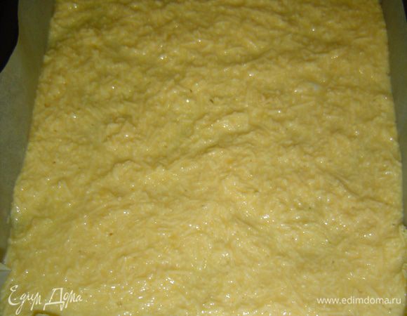 Полученную сырно-яичную массу выкладываем на противень, застеленный пергаментной бумагой, распределяем равномерно по всей поверхности и отправляем в духовку запекаться,