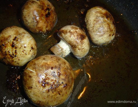 Пока корж запекается, готовим начинку. Шампиньоны целые обжариваем на растительном масле, а отдельно обжариваем измельченный сладкий перец. 