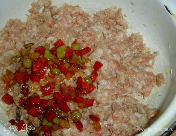 Фарш выкладываем в миску, солим и перчим по вкусу, добавляем обжаренный перец, перемешиваем.