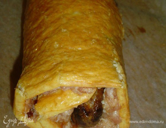 а затем, используя бумагу, сворачиваем пласт рулетом.