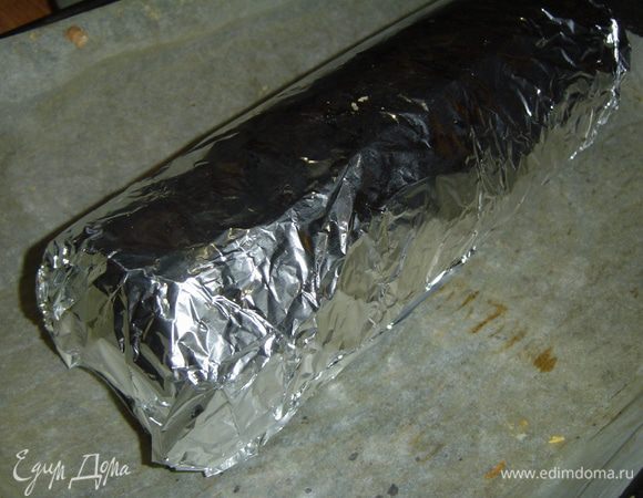 Рулет заворачиваем в фольгу и еще раз отправим в духовку на полчаса.