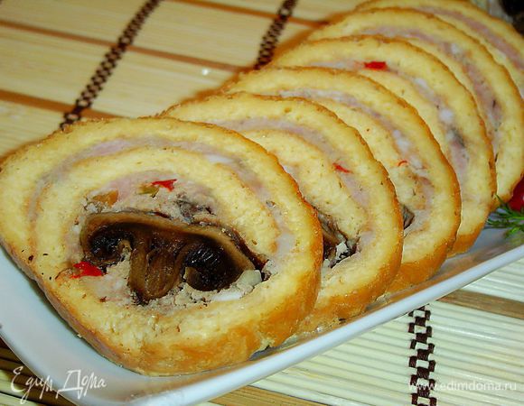 После запекания даем рулету остыть, а перед подачей нарезаем.