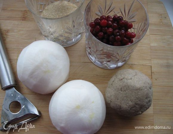  Очистить репу от кожуры, срезать немного основание, чтобы можно было поставить репу, сделать в ней углубления.
