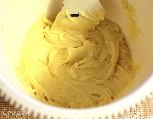 Муку просеять и смешать с разрыхлителем. Добавить к взбитой массе, все перемешать. Тесто должно быть как на оладьи. Форму для выпечки смазать маслом и выложить тесто. Выпекать 25-30 минут, до золотистого цвета. 
