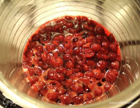 Как только поставили тесто в духовку, замочить агар-агар в холодной воде на минут 30. Подготовить вишню (у меня была замороженная), очистить от косточек.​ Выложить вишню вместе с соком в кастрюлю, добавить сахар и довести до кипения. Добавить коньяк и оставить на среднем огне на 5 минут, чтобы алкоголь выпарился. Затем слить сок, его должно быть около 50 мл. Он пригодится для суфле. Вишня должна быть не сухая, пропитанная хорошо соком. 
