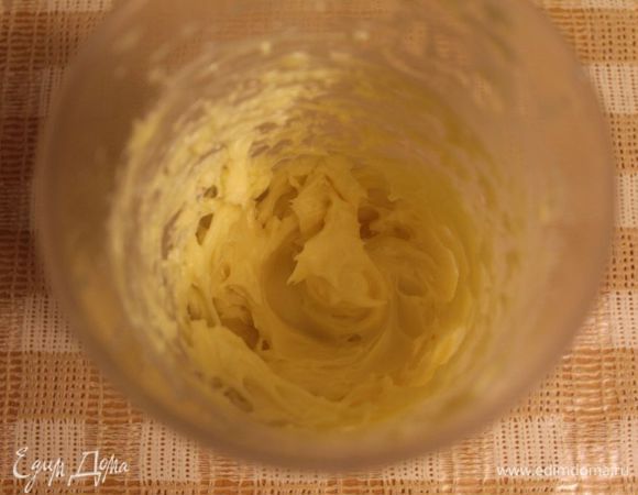 Сливочное масло взбить со сгущенный молоком в пышную массу.​​
