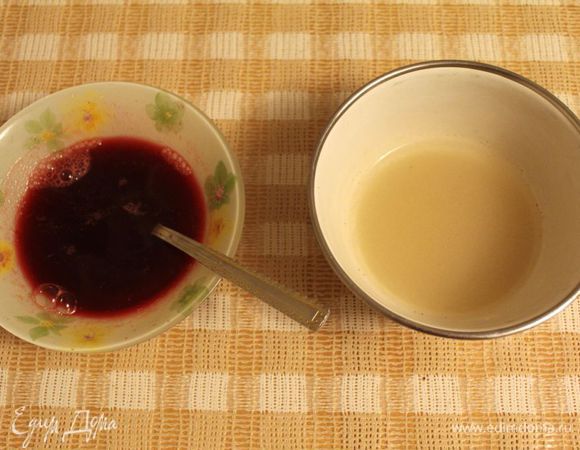 Отделить белки от желтков. Начать взбивать белки на небольшой скорости, понемногу добавлять сахар (50 гр). Взбивать до устойчивых пиков. Пока белки взбиваются агар-агар​ уже должен набухнуть. В агар-агар добавить сахара 50 гр и вишневый сок. Поставить на огонь, довести до кипения. На медленном огне подержать несколько минут, должна быть желеобразная кипящая масса, которая с ложки сбегает тонкой струйкой. 