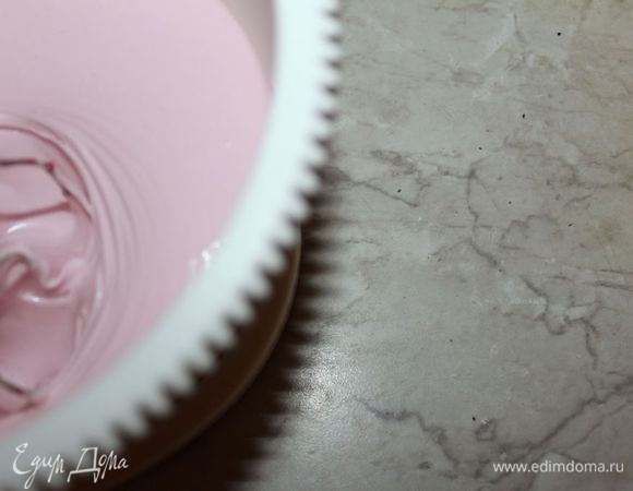 Белки продолжать взбивать и потихоньку влить кипящий агар-агар. Продолжать взбивать до тех пор, пока вся масса не охладиться до температуры 40-45 градусов (довольно долго), масса хорошо увеличиться в объеме. 