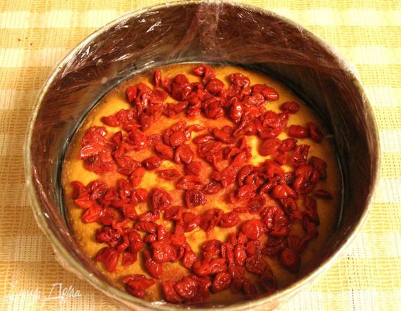 Пока суфле взбивается нужно обернуть, желательно, разъемную форму пищевой пленкой. Выложить корж на дно формы, на него вишню, желательно, немного полить вишневым соком, для пропитки. 