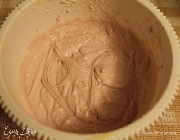 Как суфле охладиться быстро добавить взбитое со сгущенкой масло, немного взбить. Суфле готово. 