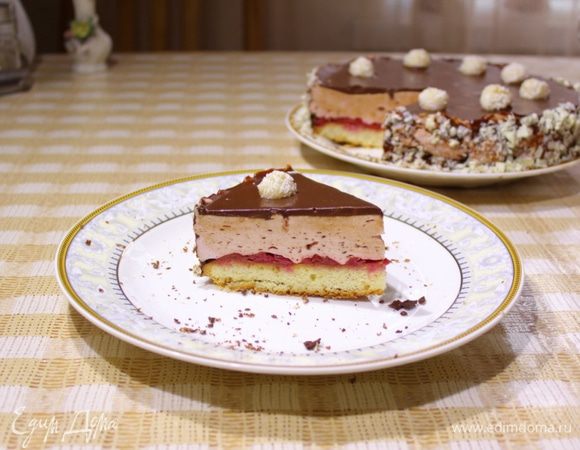 Достать торт из холодильника, суфле уже должно полностью схватиться. Вынуть торт из формы. переложить в подходящее блюдо. Торт полить полностью остывшей глазурью, включая бортики. Сверху выложить шарики и бортики посыпать тертым белым шоколадом. Торт вернуть в холодильник на 1 час. Заварить вкусный чай и наслаждаться потрясающим десертом! Приятного аппетита))