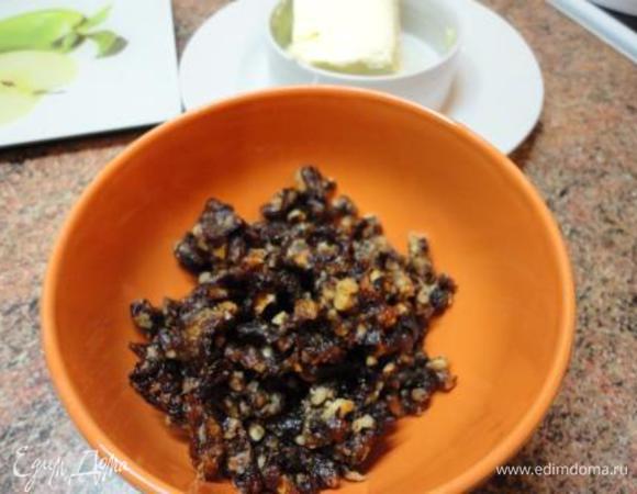1. Чернослив с орехами вместе пропустить через мясорубку и соединить со сливочным маслом.