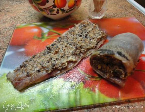 2. Филе целиком выпрямить полоской, заправить фаршем и свернуть в трубочку. Если филе толстое, его трудно будет сворачивать, поэтому лучше разрезать вдоль, тогда можно рулетики и не закреплять зубочисткой.