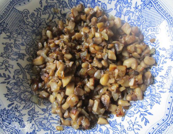 В первую очередь нужно поставит варить картофель. Лук и грибы мелко нарезать. Сначала обжарить лук, потом добавить грибы и жарить около 5 минут. 