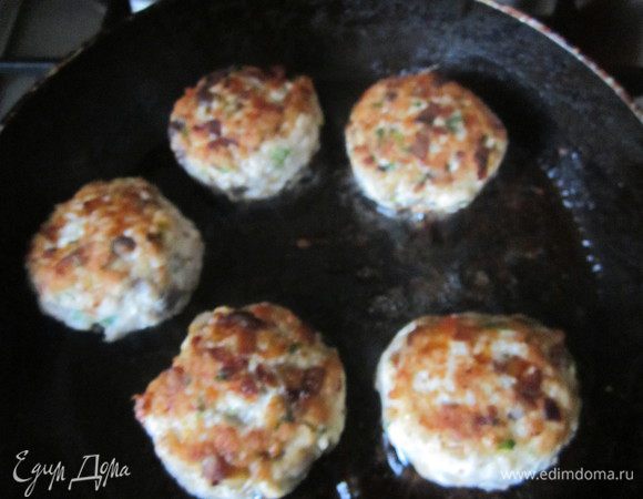 Из фарша сформировать круглые котлетки. На разогретой с растительным маслом сковороде пожарить  котлеты до полуготовности.
