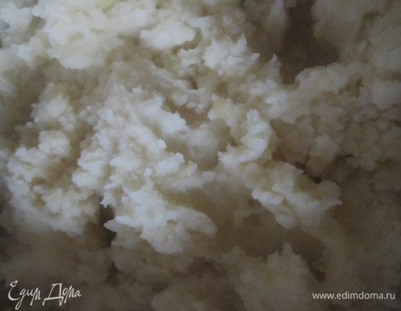 Приготовить картофельное пюре: вареный картофель размять толкушкой, добавить горячее молоко и сливочное масло. Оно должно получиться воздушным, не густым и не жидким, поэтому регулируйте количество молока и сливочного масла. Картофельное пюре можно немного взбить. 