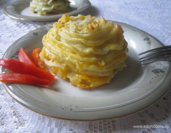 На смазанном маслом противне разложить обжаренные котлеты. Вокруг котлеток с помощью кондитерского мешка отсадить картофельное пюре в виде «гнёздышек». В каждое "гнездышко" сверху положить натёртый сыр. Картофельное пюре аккуратно смазать желтком (по желанию).Выпекать в заранее разогретой до 180 градусов духовке 20-25 минут. Приятного аппетита! 