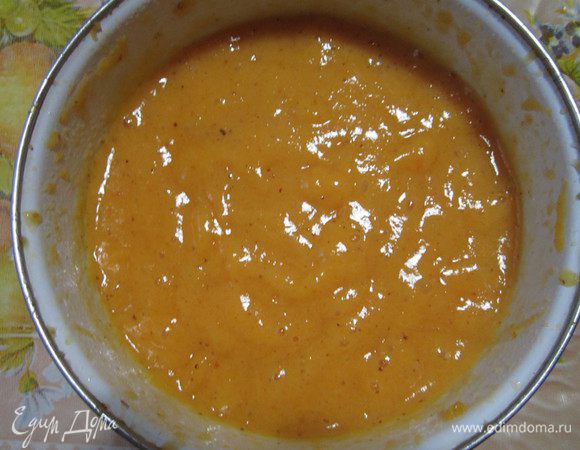 Хурму вымыть, почистить и протереть мякоть через сито. Хурма должна быть спелой и сладкой, иначе желе будет невкусным. Несколько колечек ананаса порезать кубиками. 
Смешать мякоть хурмы с процеженным раствором желатина и кусочками ананаса. 
