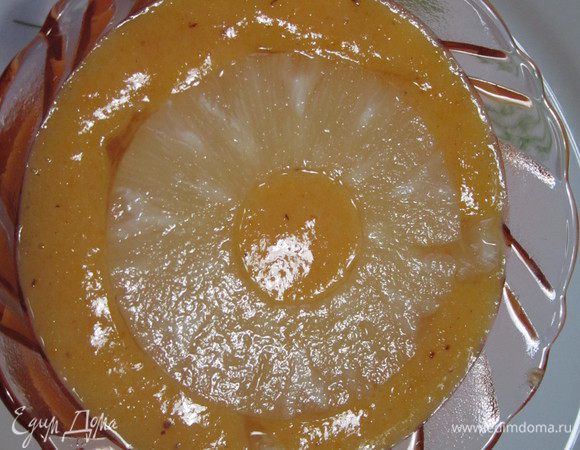 В креманки налить желе и поставить на некоторое время в холодильник. Как только желе станет немного густеть, сверху разместить целые кружочки ананаса. Поставить в холодильник до застывания. Приятного аппетита! 