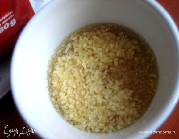 Сначала замачиваем желатин кипячёной тёплой водой...,около полстакана.