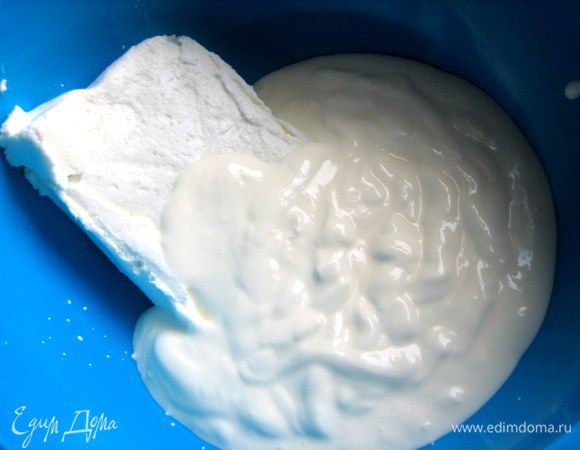 Делаем творожную начинку-прослойку. В миске смешиваем творог и сметану любой жирности. Если творог зернистый,то пробить блендером или через сито пропустить!