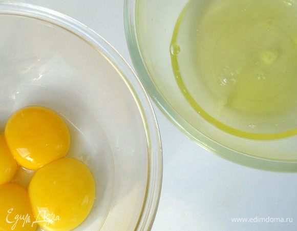 Приготовить бисквит. Яйца разделить на желтки и белки. 
