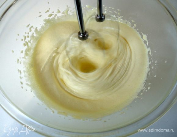 Желтки взбить с сахаром добела.

