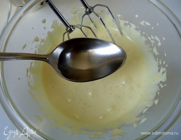 Не прекращая взбивать, постепенно добавить теплую воду.