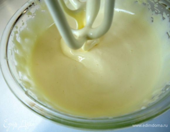 Взбивать в течение 5-10 минут, пока масса не увеличится в объеме и станет устойчивой.
