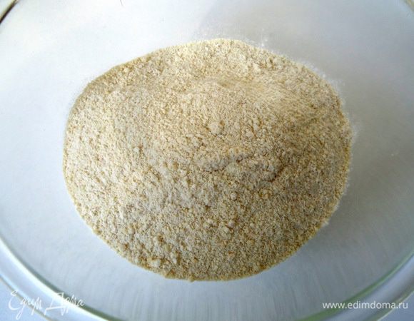 Муку, крахмал и разрыхлитель просеять, смешать с миндальной мукой.
