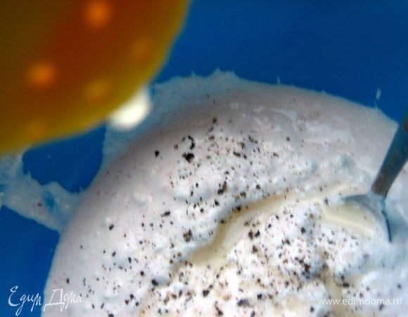 Сок лимона через давилку для лимона...