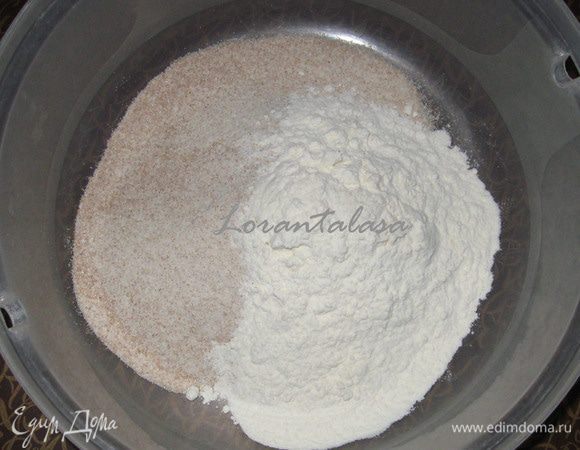 Отмерить и просеять муку в/с, смешать с цельнозерновой мукой. Добавить щепотку соли и разрыхлитель. Взбить размягченное сливочное масло с сахаром. Добавить мед и яйцо, взбить все вместе. Ввести сухие ингредиенты.