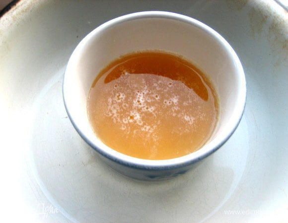 Желатин ставим в миску с водой и нагреваем на среднем огне,помешивая до растворения гранул.