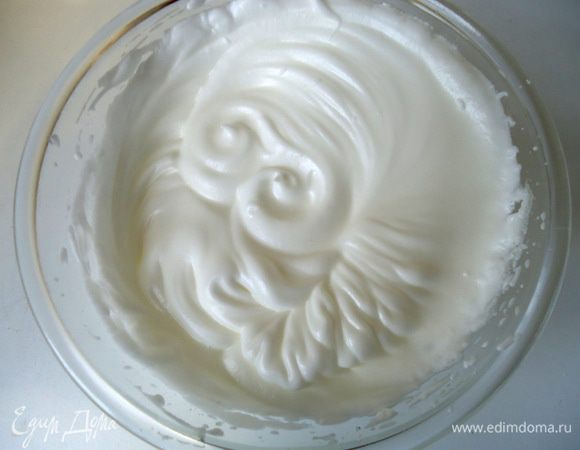 Белки взбить со щепоткой соли до мягких устойчивых пиков.
