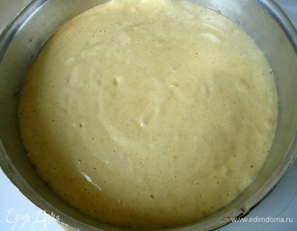 Вылить  тесто в форму 20 см в диаметре, дно которой застелить пекарской бумагой.
Выпекать при температуре 180-200 гр. ~ 35 - 40 минут.