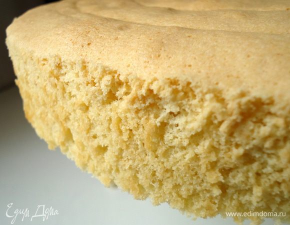 Бисквит немного остудить в форме, затем вынуть, удалив бумагу. 
Дать бисквиту отдохнуть 5-6 часов. 
