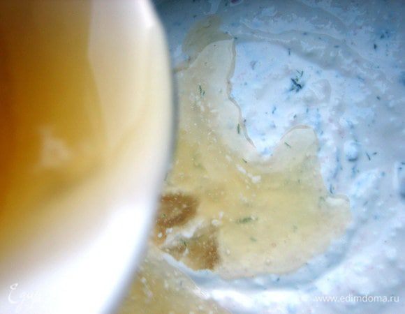 Выливаем ещё горячий в творожную массу и быстро перемешиваем!