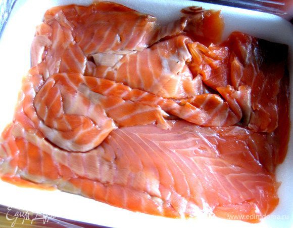 Лосось купила уже нарезанный тонкими пластинками,но можно засолить куском и нарезать самим!