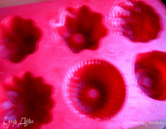 Берём силиконовую форму для кексов...,не смазываем,рыбка жирная!