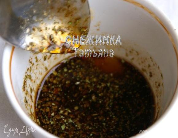 Соединяем всё для маринада: сушёный базилик, майоран, смесь перцев и молотый перец чили, соевый соус и абрикосовый джем. 