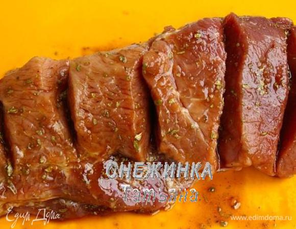 Свинину просушиваем слегка бумажным полотенцем. Делаем вертикальные надрезы до середины филе на расстоянии 1,5-2 см. Смазываем филе маринадом, в том числе в местах надреза. Оставляем.
