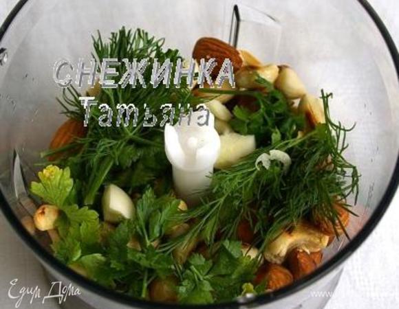 В чашу блендера кладём все орехи, вымытую и просушенную зелень укропа и петрушки, очищенный чеснок. 
